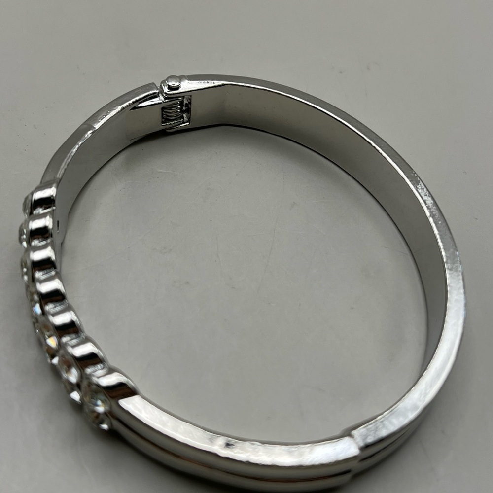 Elegant Silver Hinged Crystal Bracelet - Picture 2 of 6